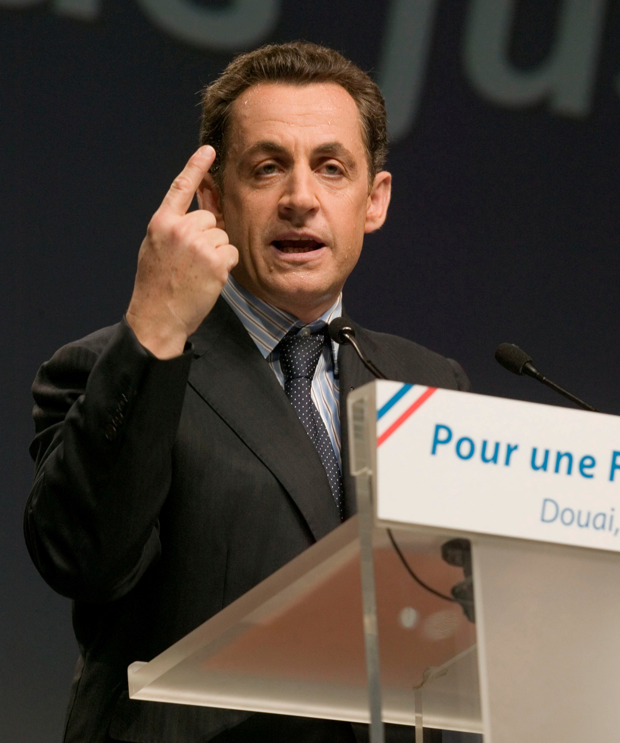 http://www.christianvanneste.fr/wp-content/uploads/2008/12/sarkosi-douai-16.jpg