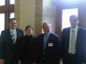Entouré par Mme Clivaz et MM. Brägger et Bruey