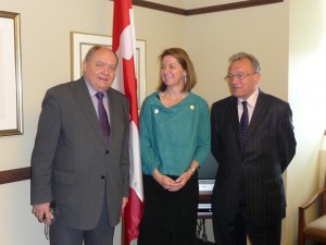 p1020392 Mme Martha Hall Findlay, députée de Willowdale (Ontario) entourée par René Dosière et Christian Vanneste